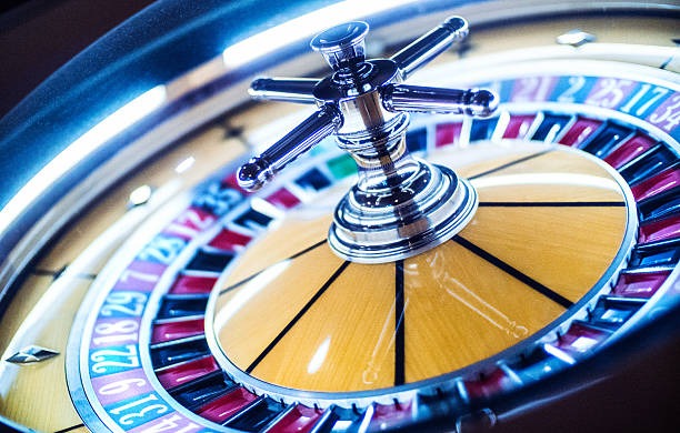 Live dealer conducting Wild Fireworks draw with HD camera angles
